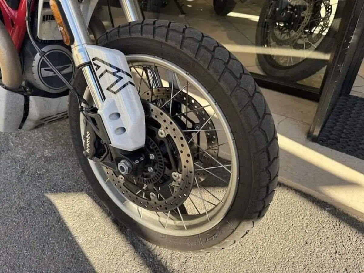 Moto Guzzi V85 TT (2024 - 26) (15)