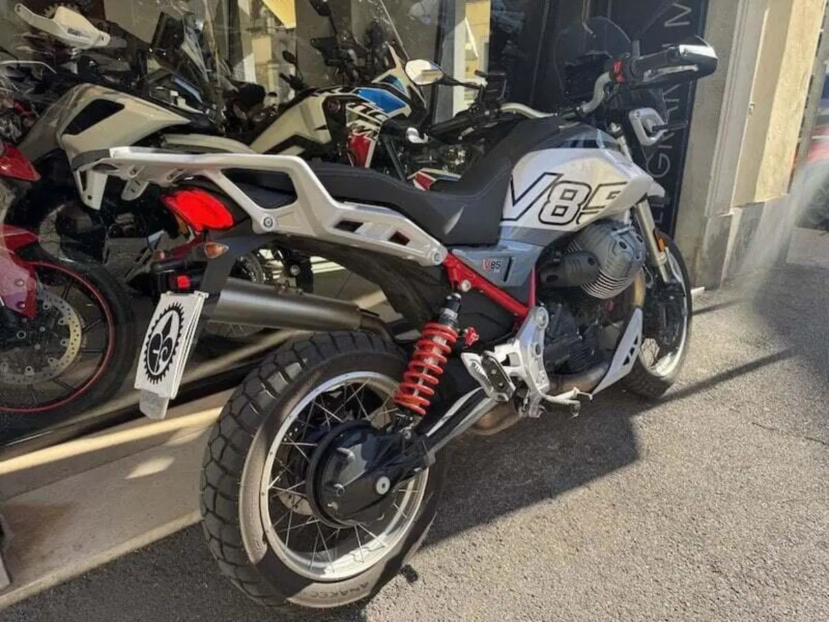 Moto Guzzi V85 TT (2024 - 26) (17)