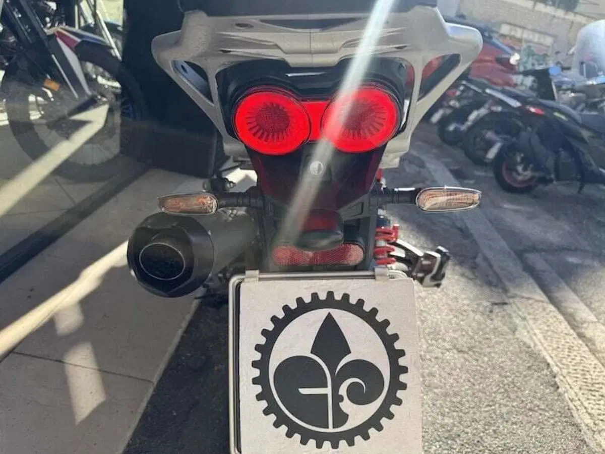 Moto Guzzi V85 TT (2024 - 26) (18)