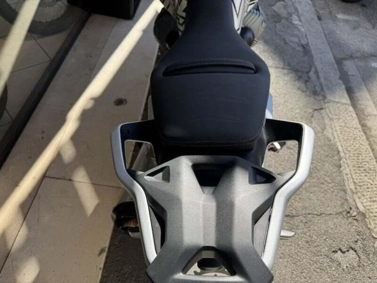 Moto Guzzi V85 TT (2024 - 26) (19)