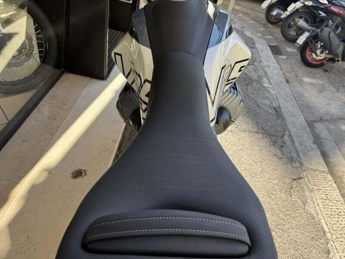 Moto Guzzi V85 TT (2024 - 26) (20)