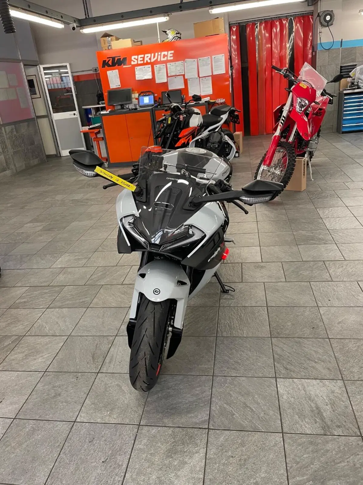 CFMOTO 675SR-R (2025 - 26) (4)