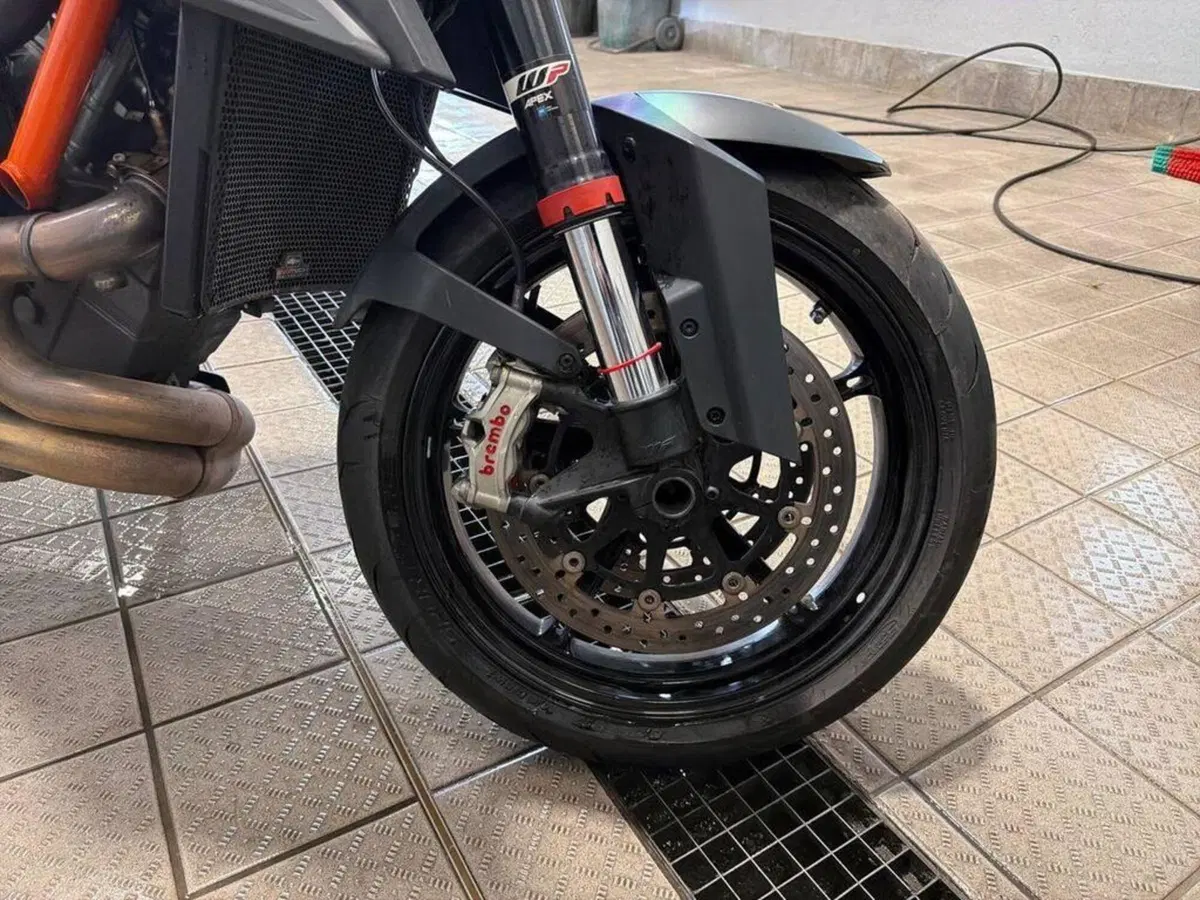 KTM 1290 Super Duke R (2020) (4)