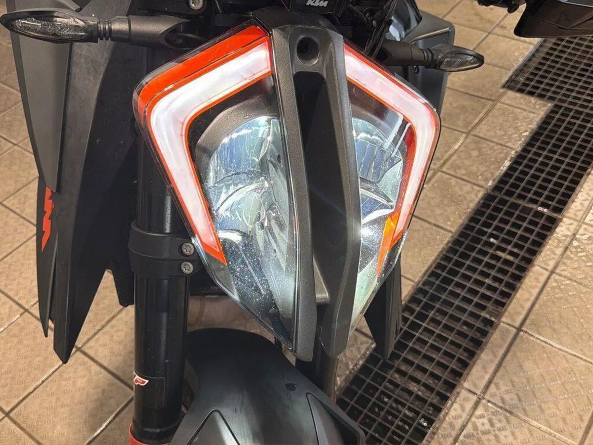 KTM 1290 Super Duke R (2020) (14)