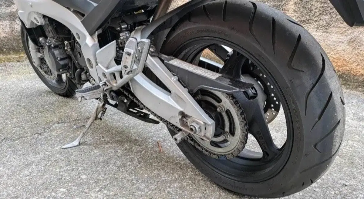 Suzuki GSR 600 (2006 - 11) (5)