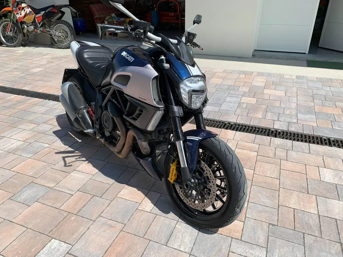 Ducati Diavel 1200 Carbon (2010 - 13) (2)