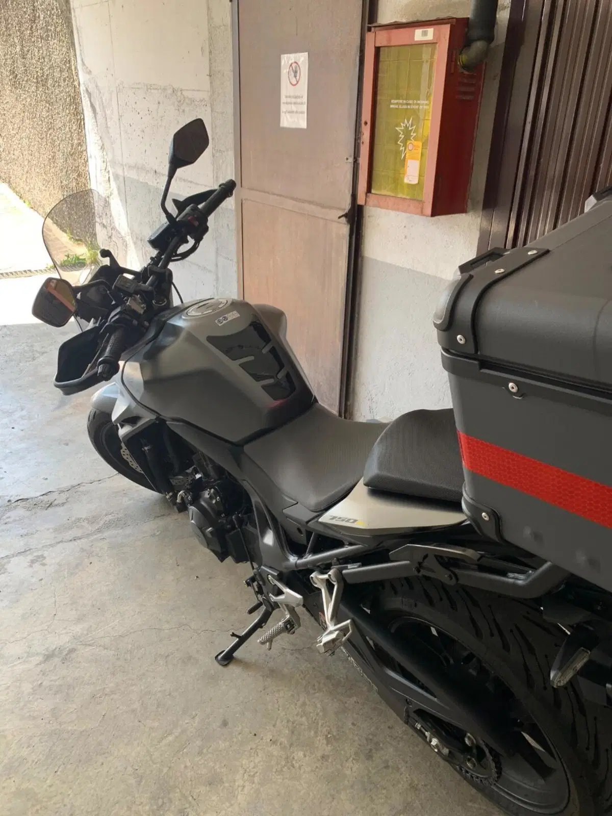 Honda CB 750 Hornet (2025) (4)