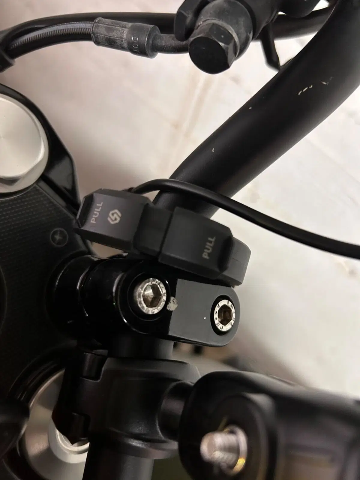 Moto Guzzi V7 III Stone (2017 - 20) (4)