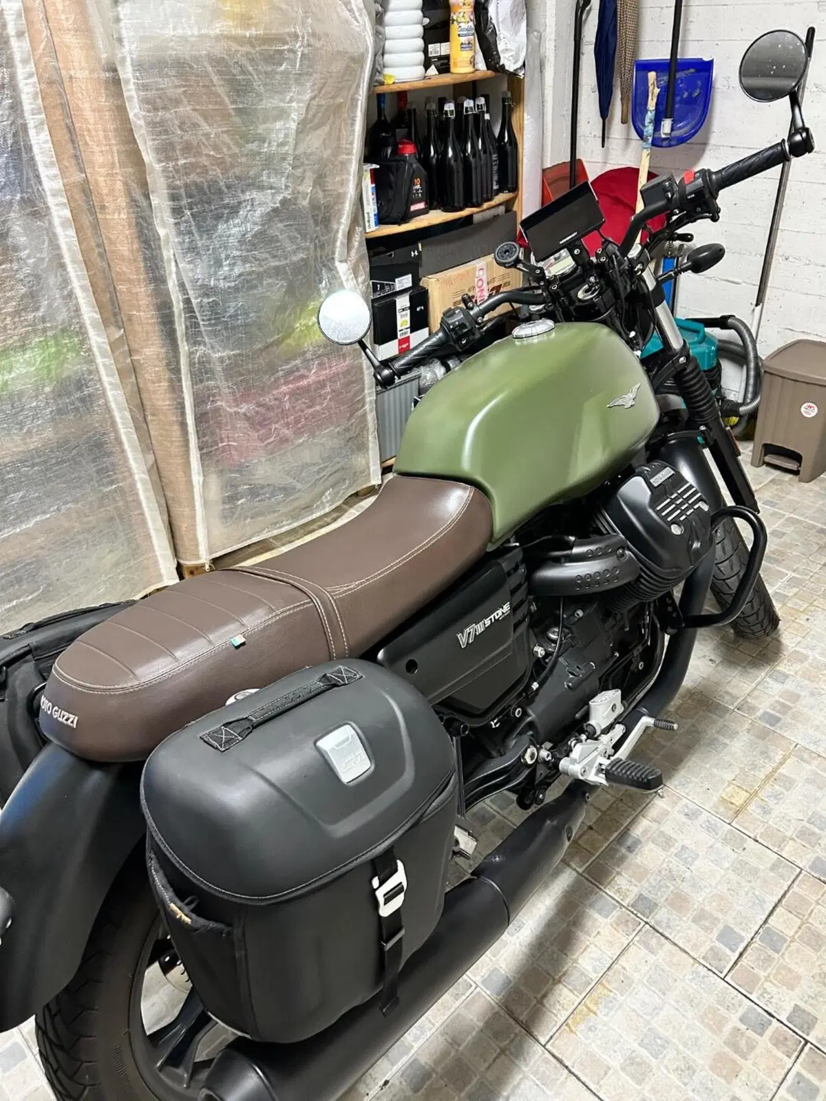 Moto Guzzi V7 III Stone (2017 - 20) (5)