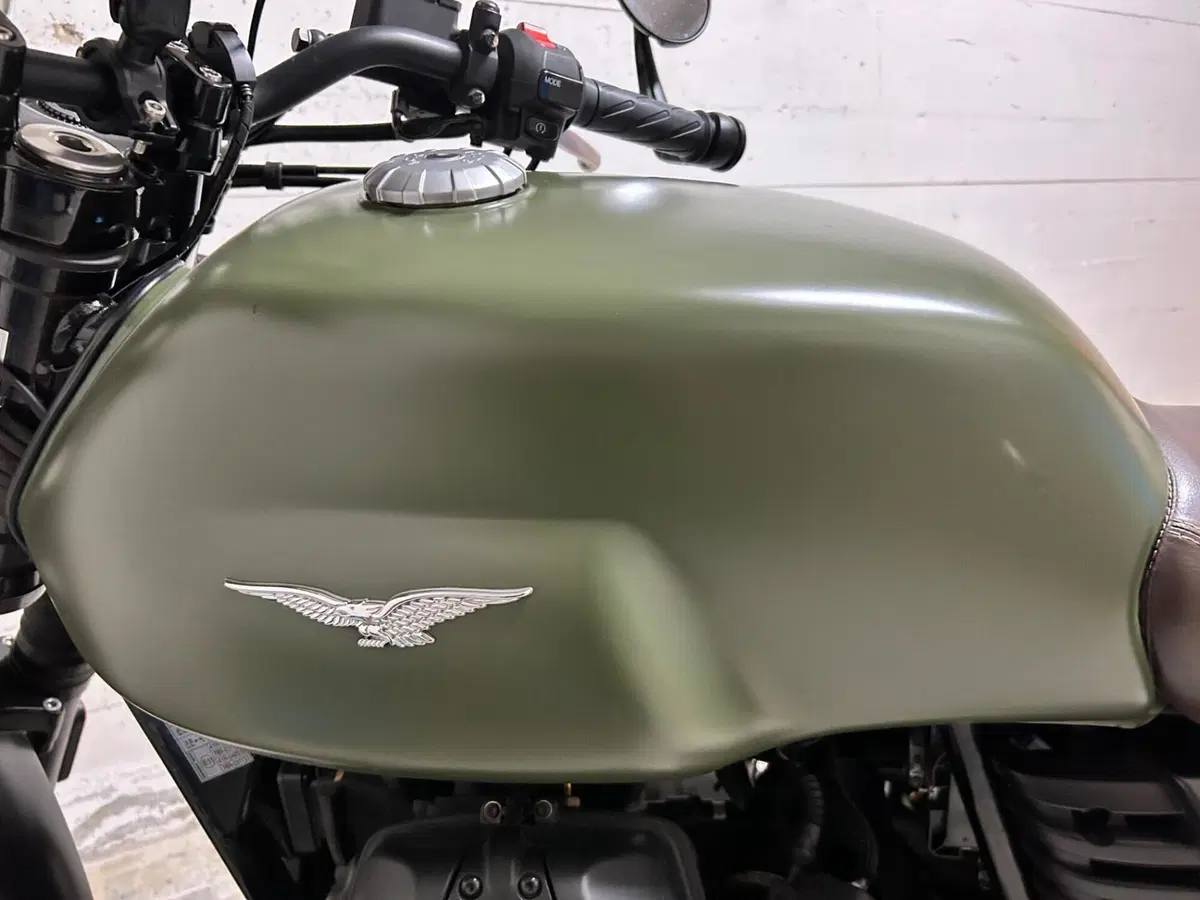 Moto Guzzi V7 III Stone (2017 - 20) (9)