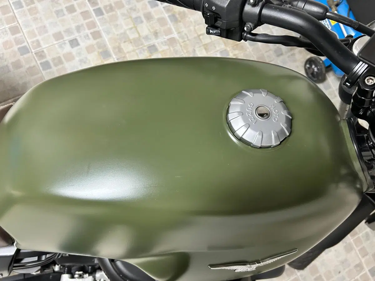 Moto Guzzi V7 III Stone (2017 - 20) (10)