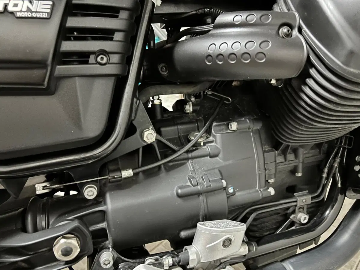 Moto Guzzi V7 III Stone (2017 - 20) (12)