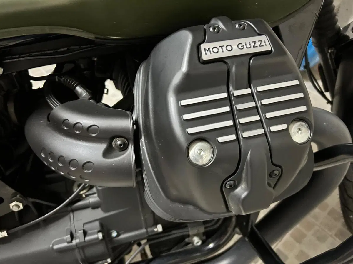 Moto Guzzi V7 III Stone (2017 - 20) (13)