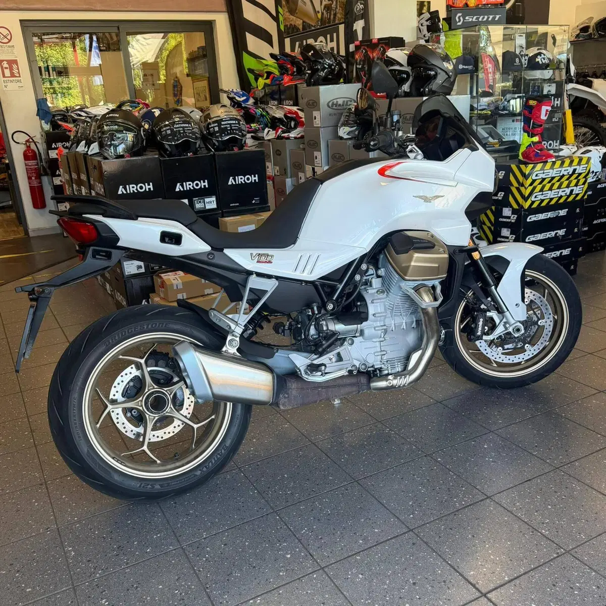 Moto Guzzi V100 Mandello (2022 - 24) (2)