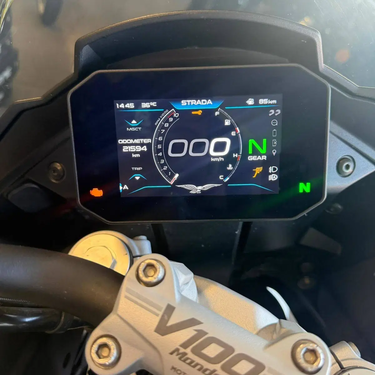 Moto Guzzi V100 Mandello (2022 - 24) (3)