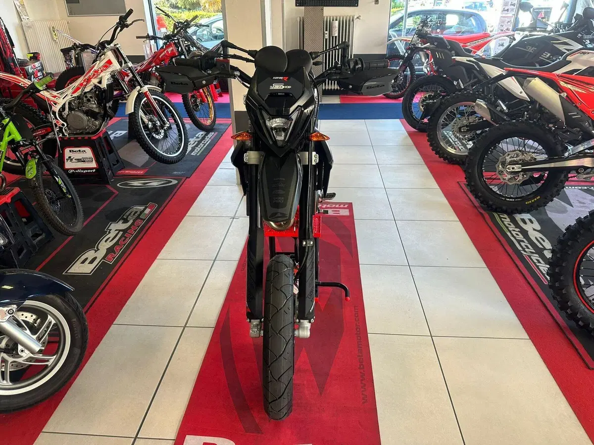 Betamotor RR 125 4T Motard R (2025 - 26) (2)