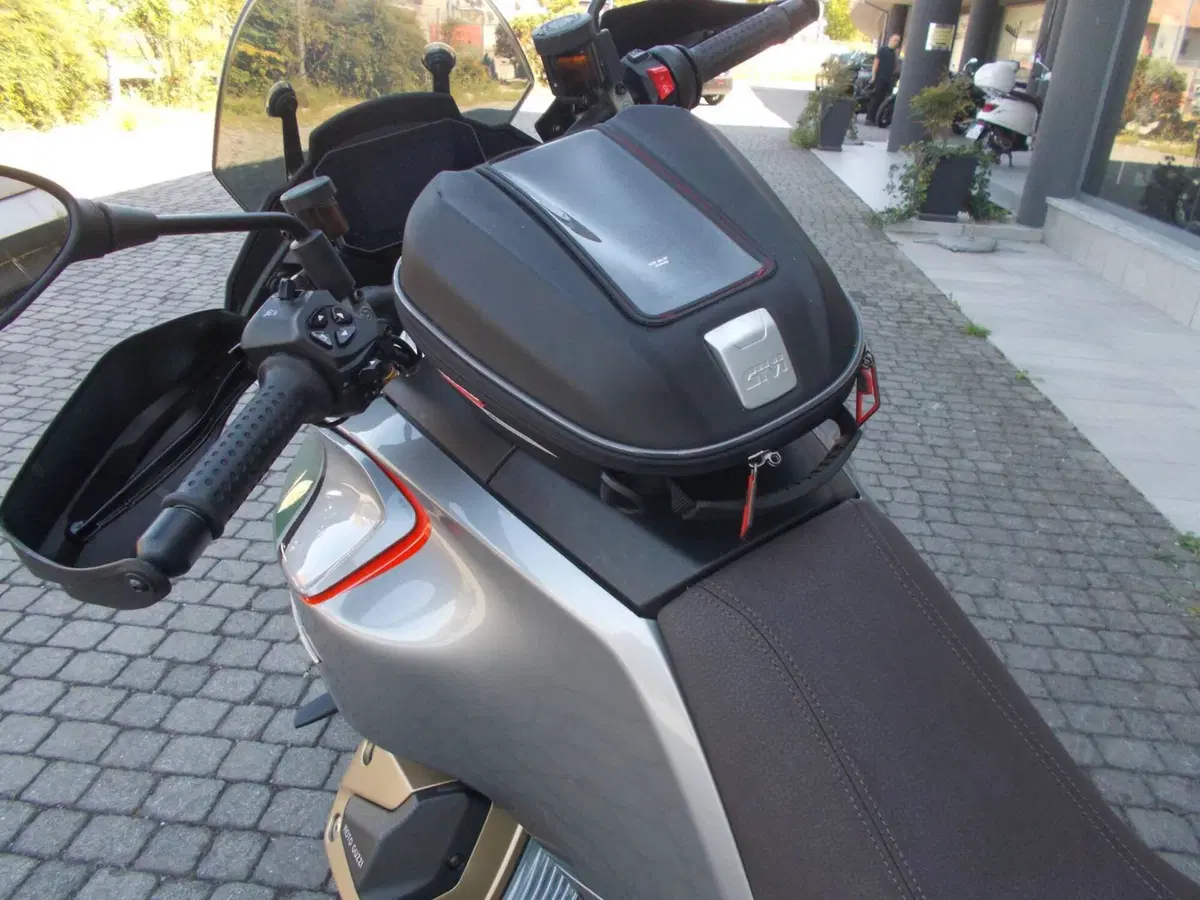 Moto Guzzi V100 Mandello S (2022 - 24) (6)