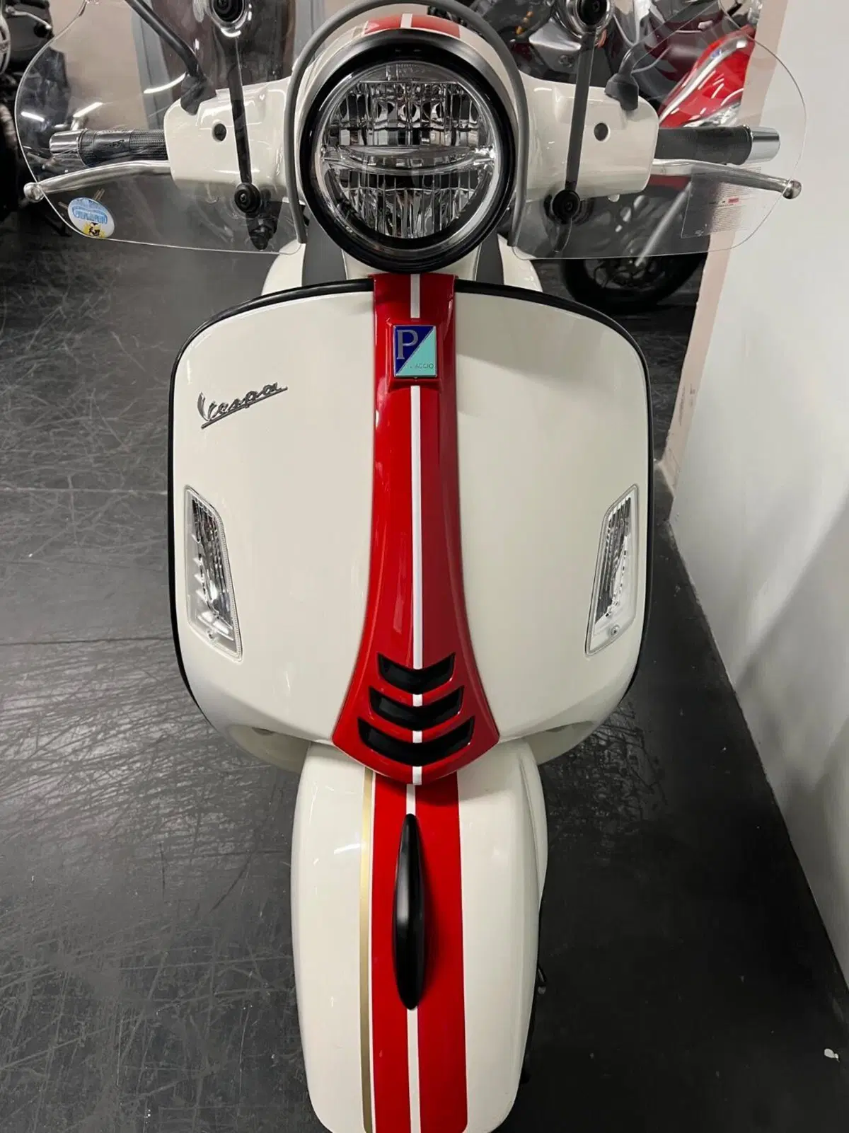 Vespa GTS 300 Super Racing Sixties Hpe (2021 - 22) (3)