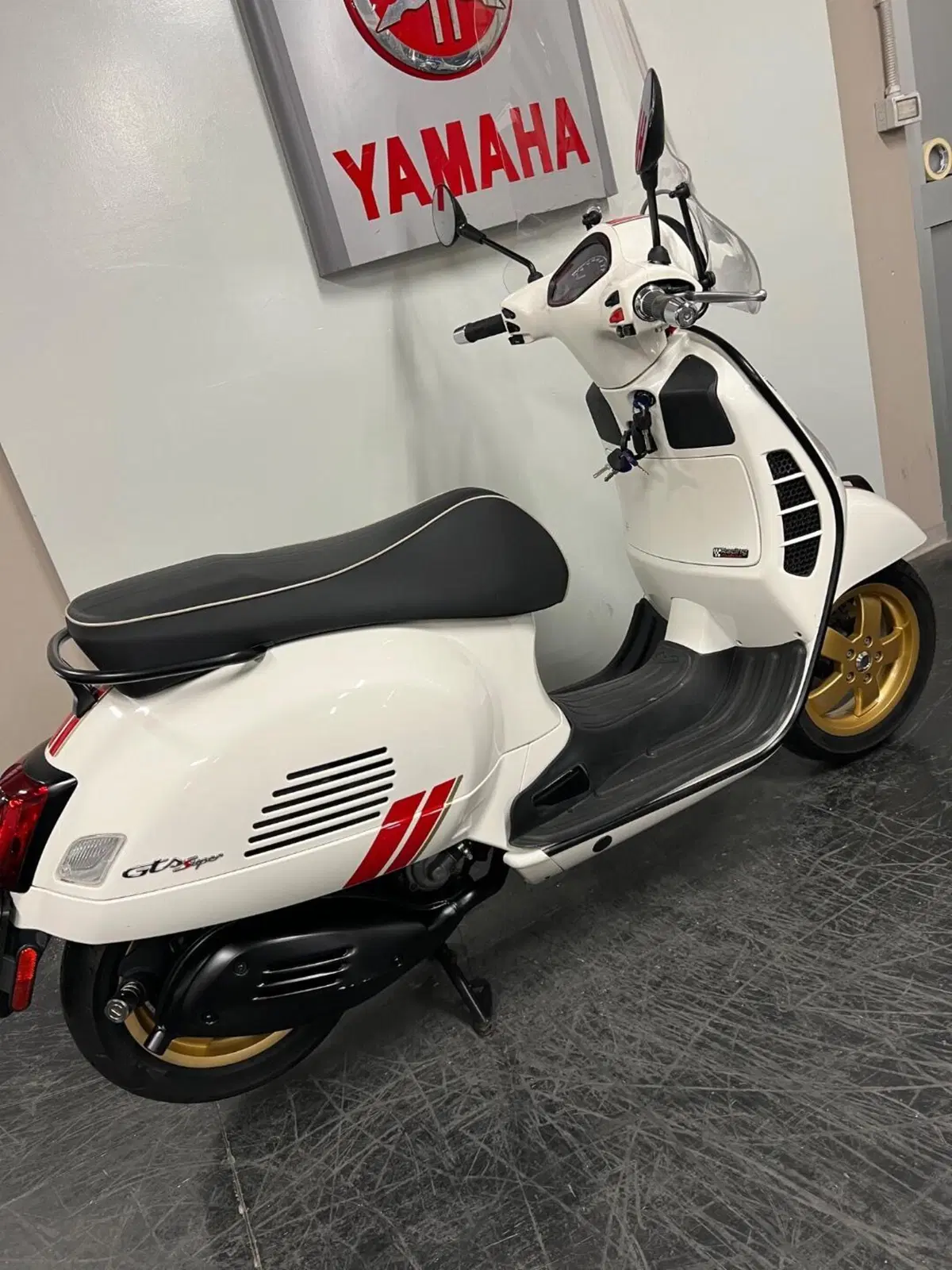 Vespa GTS 300 Super Racing Sixties Hpe (2021 - 22) (4)