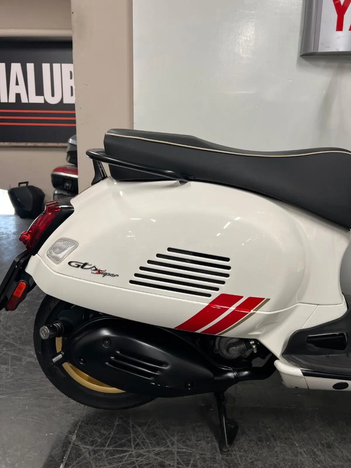 Vespa GTS 300 Super Racing Sixties Hpe (2021 - 22) (5)