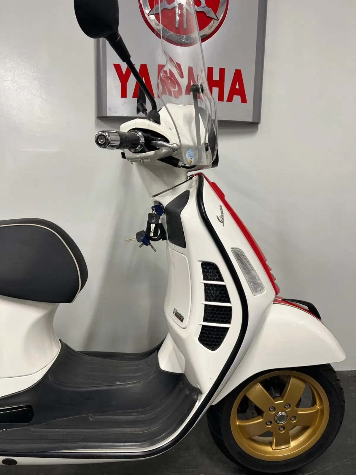 Vespa GTS 300 Super Racing Sixties Hpe (2021 - 22) (6)