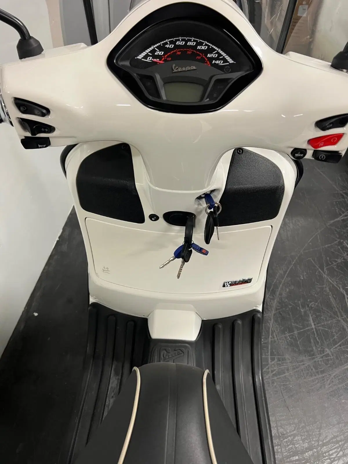 Vespa GTS 300 Super Racing Sixties Hpe (2021 - 22) (8)