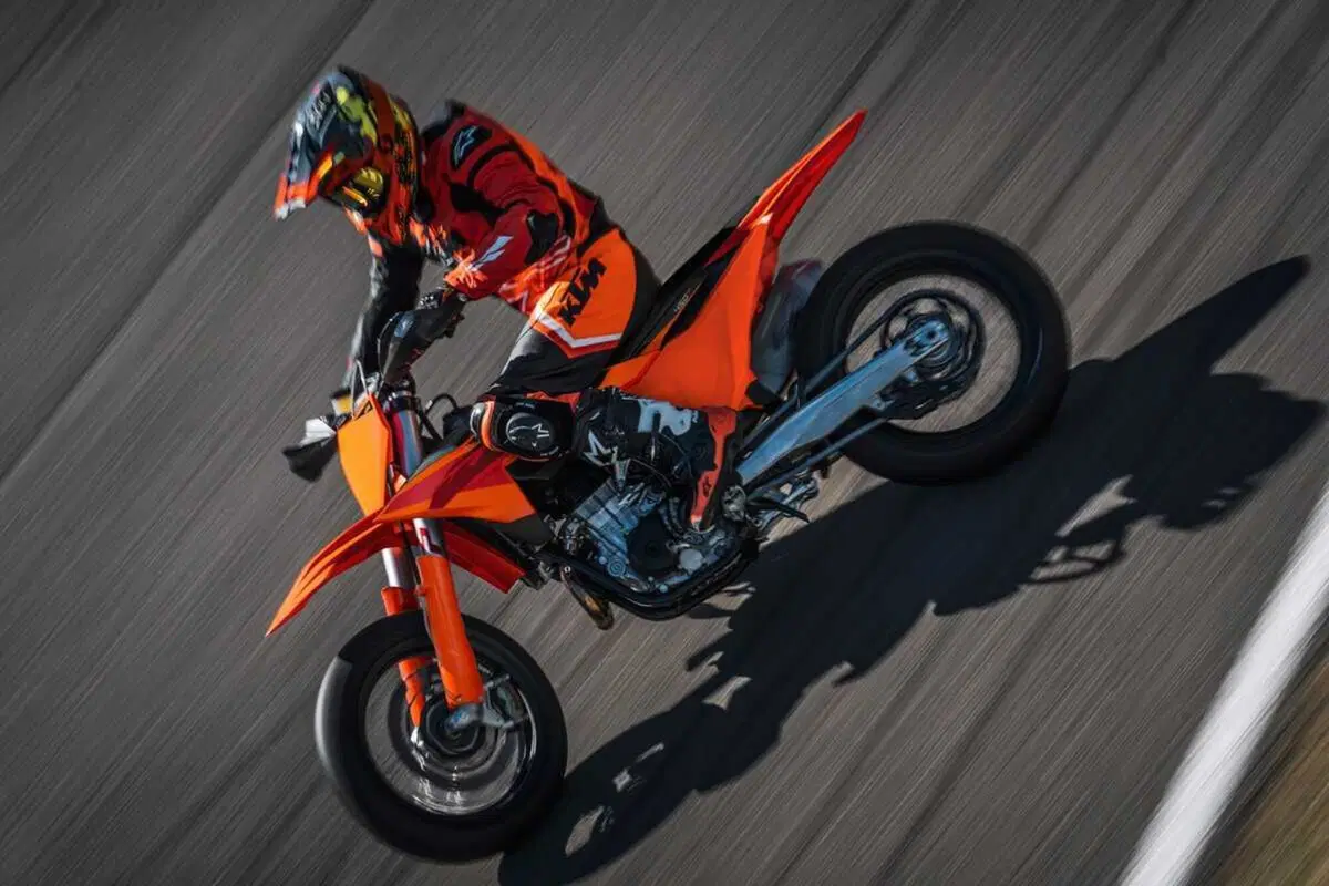 KTM 450 SMR 2027: la supermotard racing pronta a graffiare la pista [GALLERY] (9)