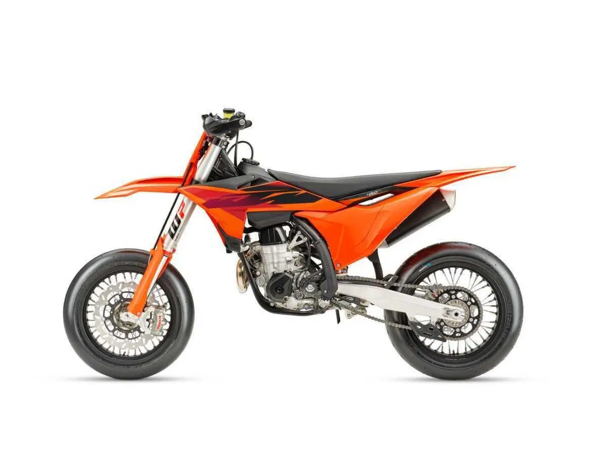 KTM 450 SMR 2027: la supermotard racing pronta a graffiare la pista [GALLERY]