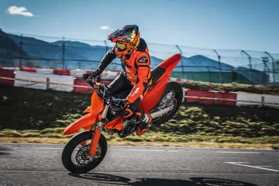 KTM 450 SMR 2027: la supermotard racing pronta per la pista [GALLERY]