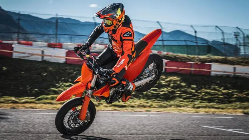 KTM 450 SMR 2027: la supermotard racing pronta per la pista [GALLERY]