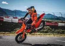 KTM 450 SMR 2027: la supermotard racing pronta per la pista [GALLERY]