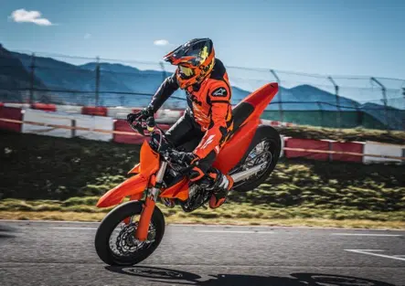 KTM 450 SMR 2027: la supermotard racing pronta per la pista [GALLERY]
