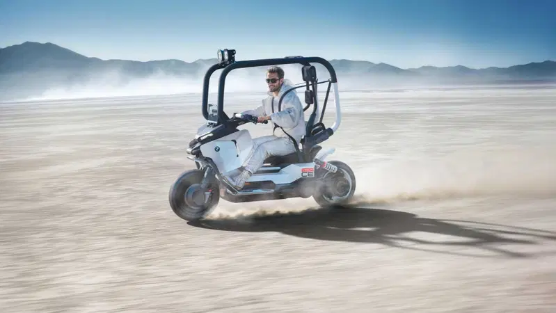 Novità BMW Motorrad: il ritorno dello scooter con il tetto e conferme per la potentissima M1000RS