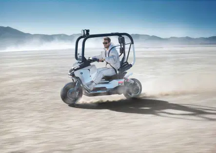 Novità BMW Motorrad: il ritorno dello scooter con il tetto e conferme per la potentissima M1000RS