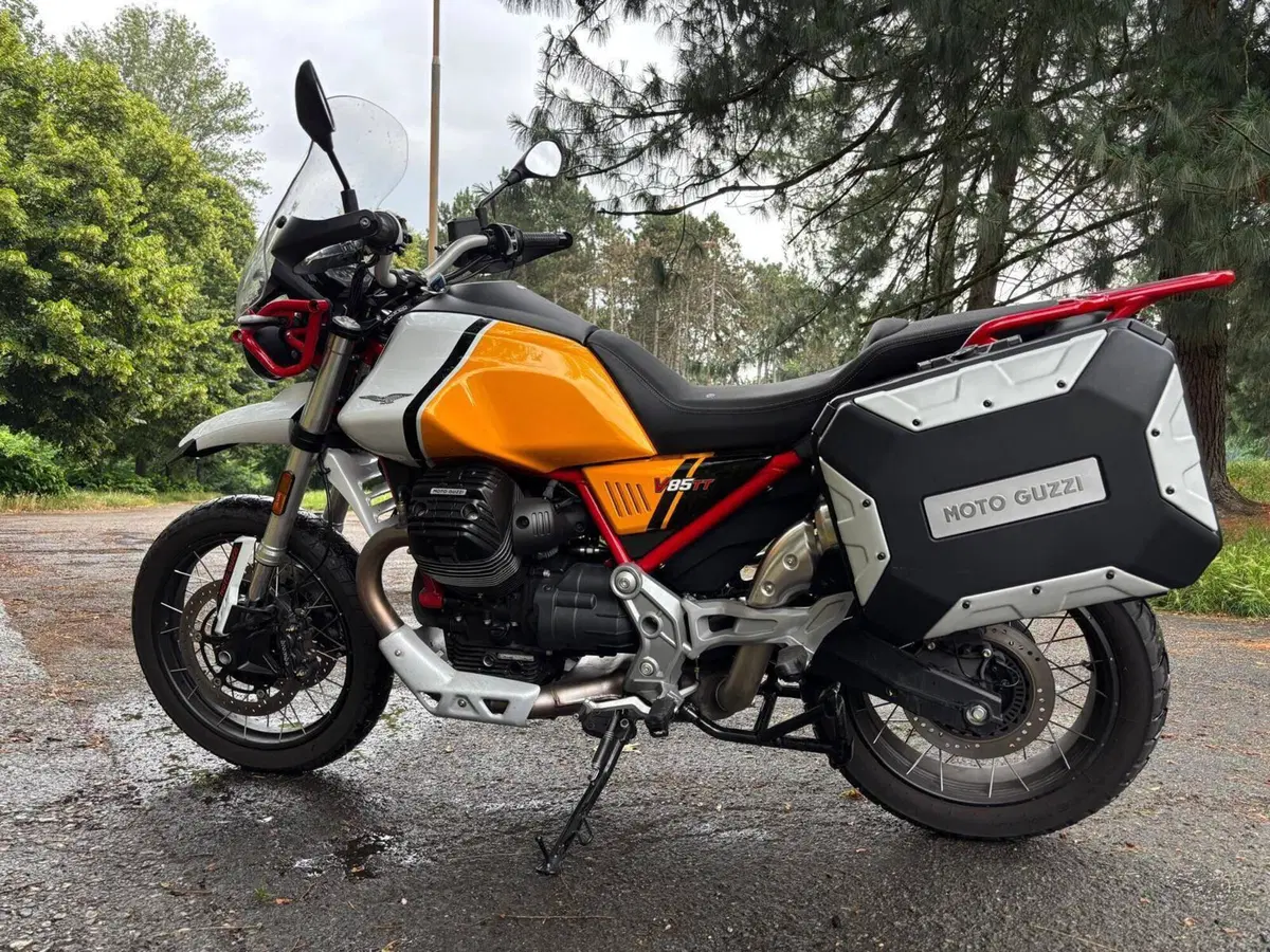 Moto Guzzi V85 TT Evocative Graphics (2021 - 23) (2)