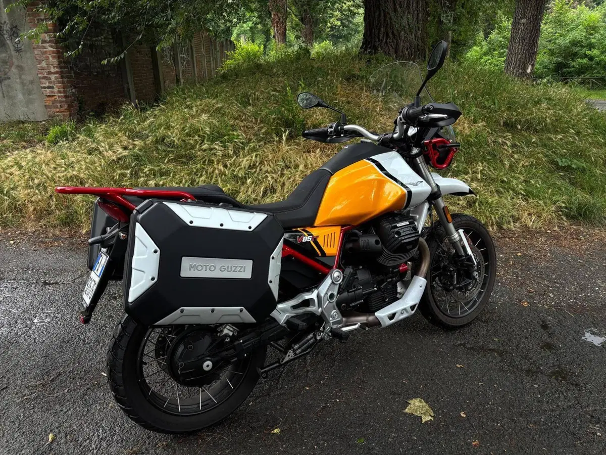 Moto Guzzi V85 TT Evocative Graphics (2021 - 23) (5)