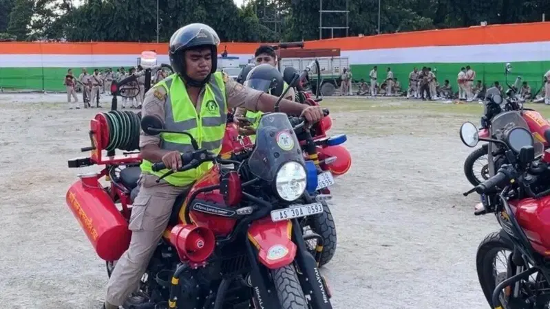 Royal Enfield Himalayan 450, vera tuttofare: ora in versione “vigili del fuoco”