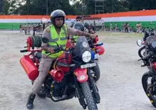 Royal Enfield Himalayan 450, vera tuttofare: ora in versione “vigili del fuoco”