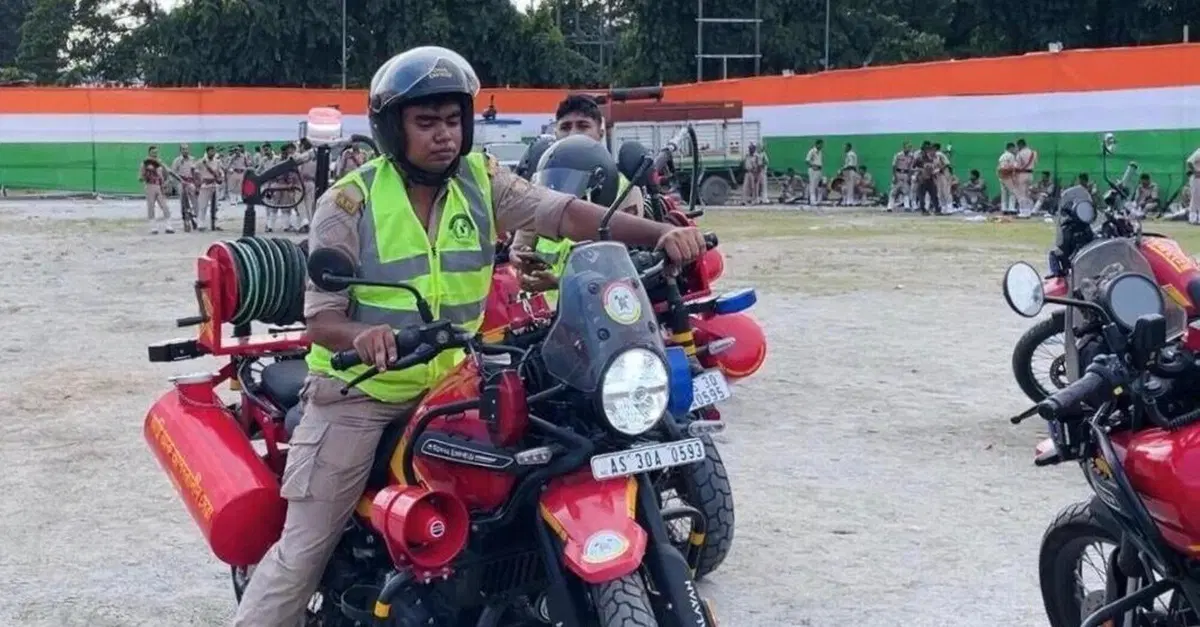 Royal Enfield Himalayan 450, vera tuttofare: ora in versione &ldquo;vigili del fuoco&rdquo;