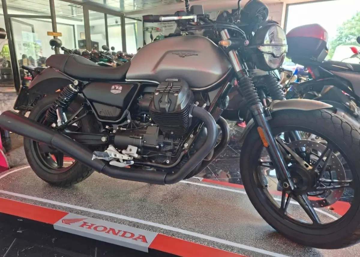 Moto Guzzi V7 Stone (2021 - 24) (3)