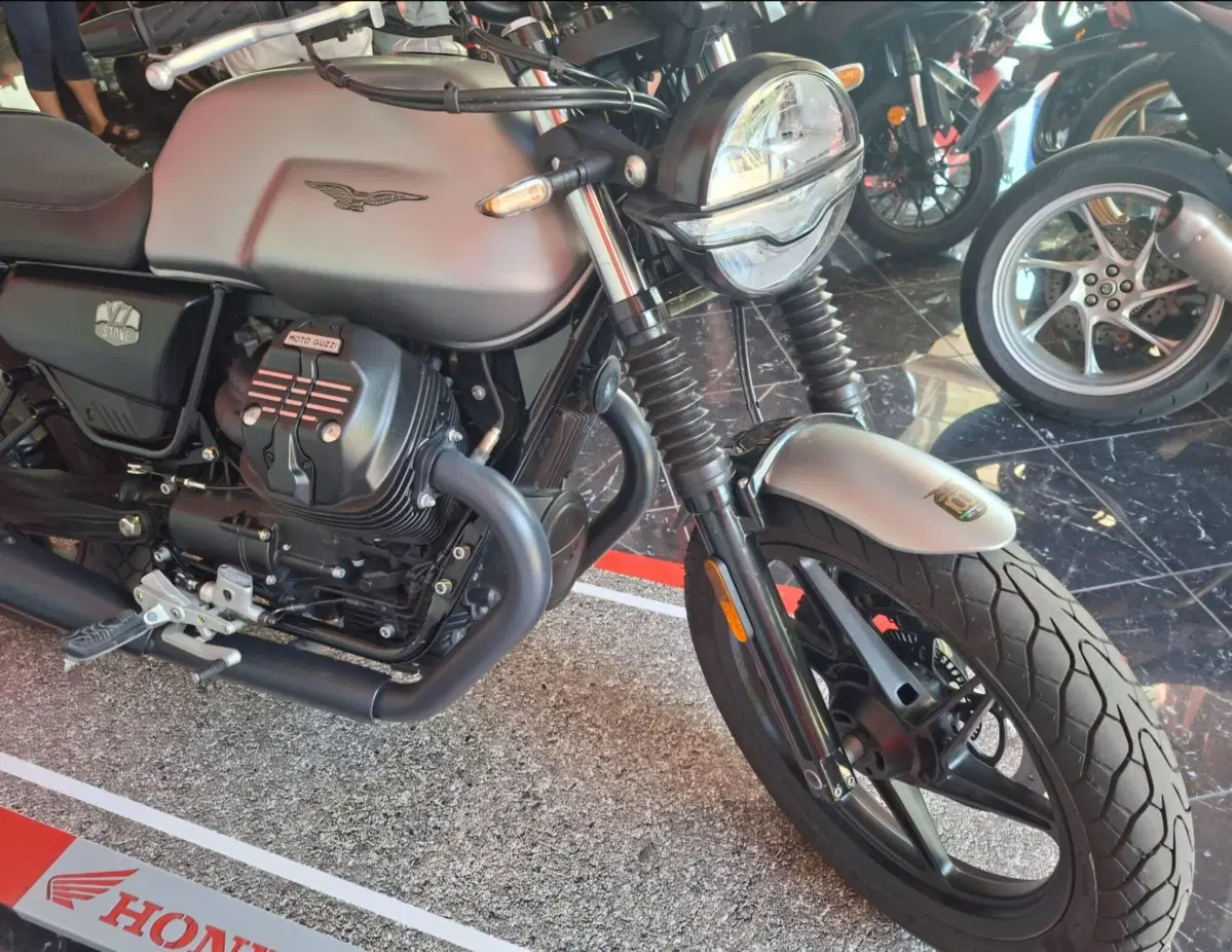 Moto Guzzi V7 Stone (2021 - 24) (4)
