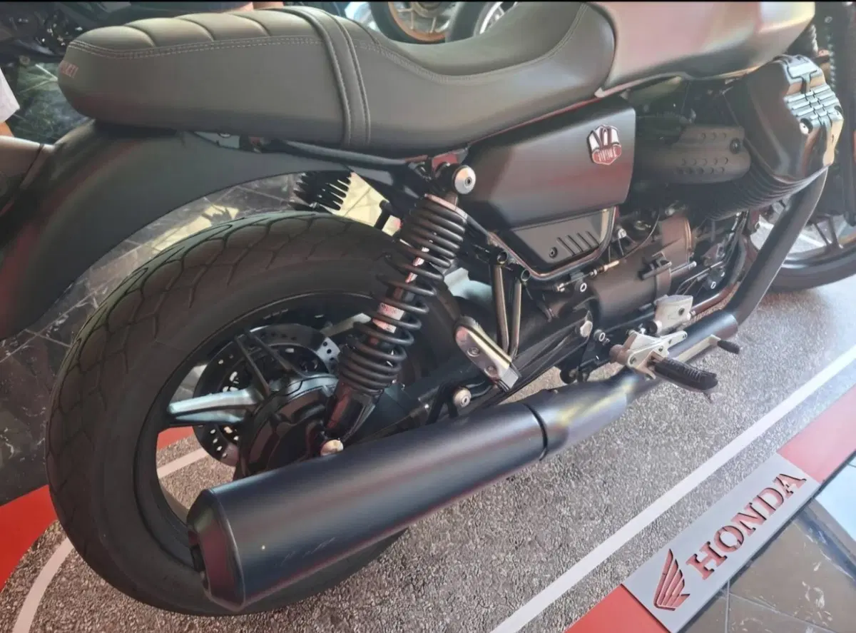 Moto Guzzi V7 Stone (2021 - 24) (5)