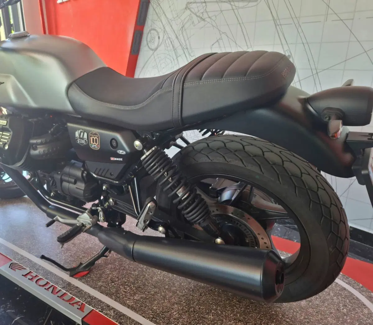 Moto Guzzi V7 Stone (2021 - 24) (6)