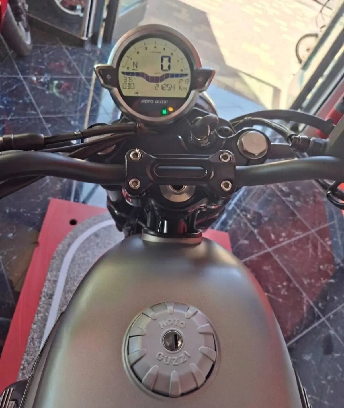 Moto Guzzi V7 Stone (2021 - 24) (9)