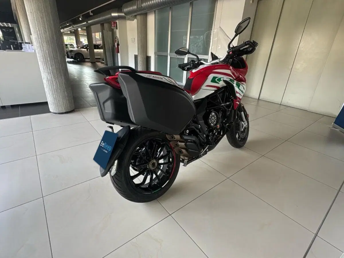 MV Agusta Turismo Veloce 800 Lusso SCS (2021 - 26) (7)