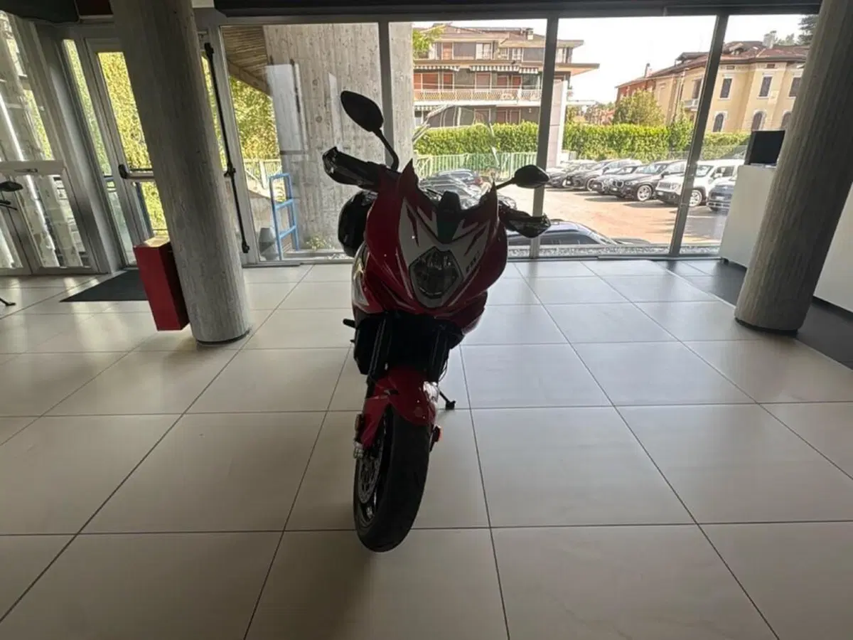 MV Agusta Turismo Veloce 800 Lusso SCS (2021 - 26) (2)