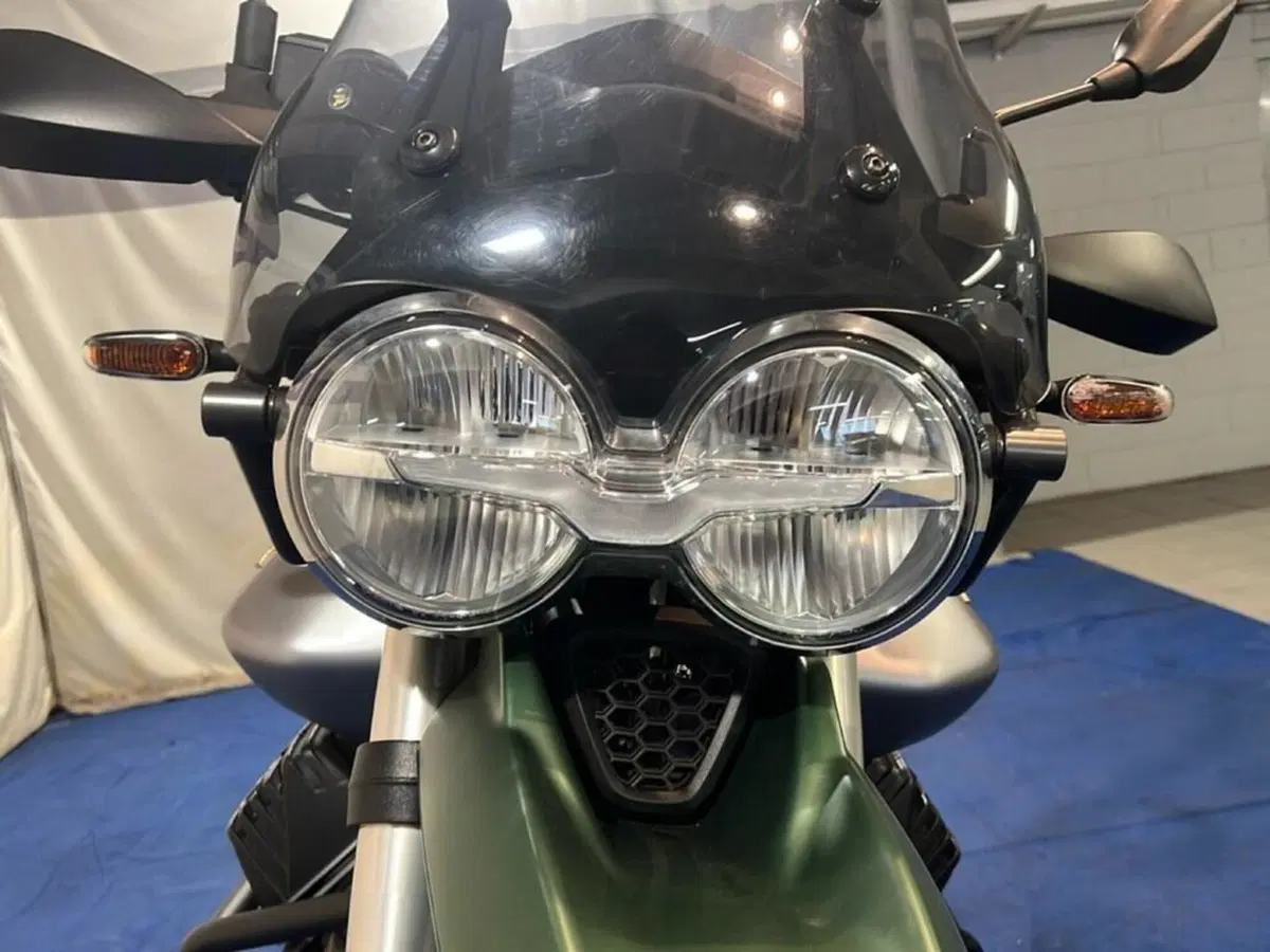 Moto Guzzi V85 TT Centenario (2021 - 22) (13)