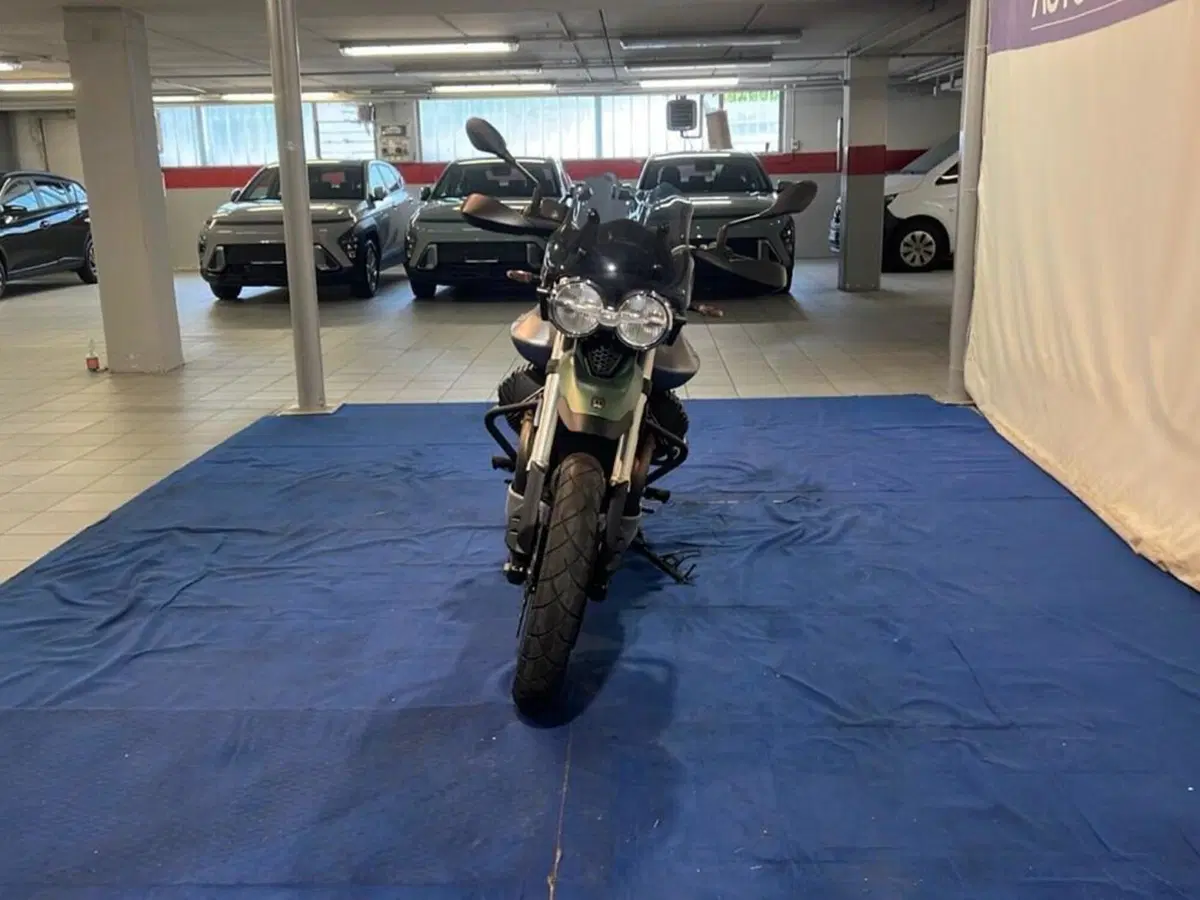 Moto Guzzi V85 TT Centenario (2021 - 22) (2)