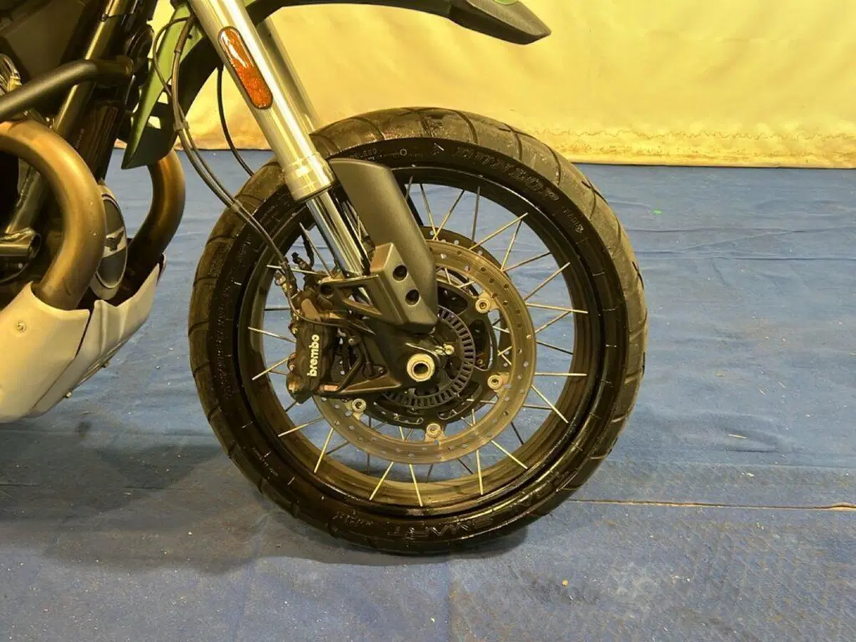 Moto Guzzi V85 TT Centenario (2021 - 22) (11)