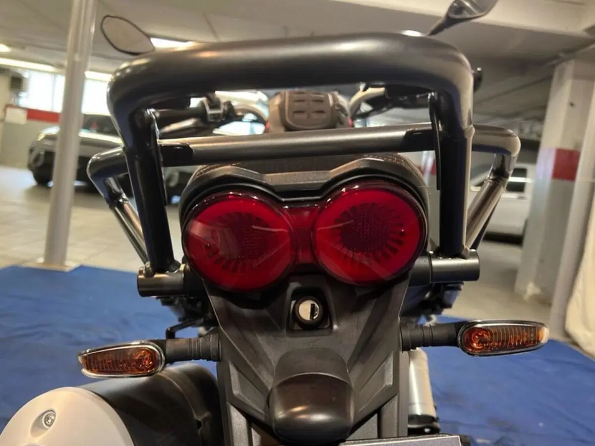 Moto Guzzi V85 TT Centenario (2021 - 22) (14)